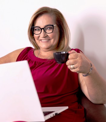 FELIZ ANIVERSÁRIO, SANDRA KAUFFMANN!