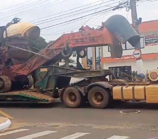 TRÁFEGO DE CAMINHÕES PESADOS NA AVENIDA DA SAUDADE CAUSA TRANSTORNO}