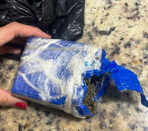 HOMEM VAI ATÉ A DELEGACIA DE POLÍCIA, ENTREGA DROGA E DIZ QUERER RECOMEÇAR SUA VIDA}