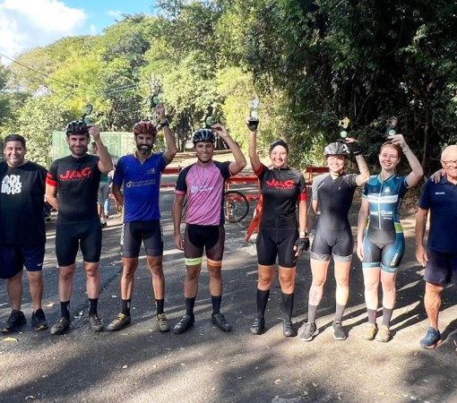 CIRCUITO DE MOUNTAIN BIKE NO BOSQUE MUNICIPAL}