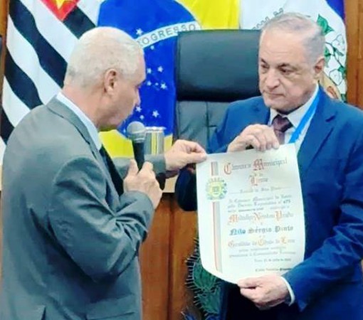 MEDALHA NEWTON PRADO HOMENAGEIA NILO SÉRGIO PINTO, MAS AUSÊNCIA DE VEREADORES ESVAZIA SESSÃO SOLENE NA CÂMARA DE LEME}