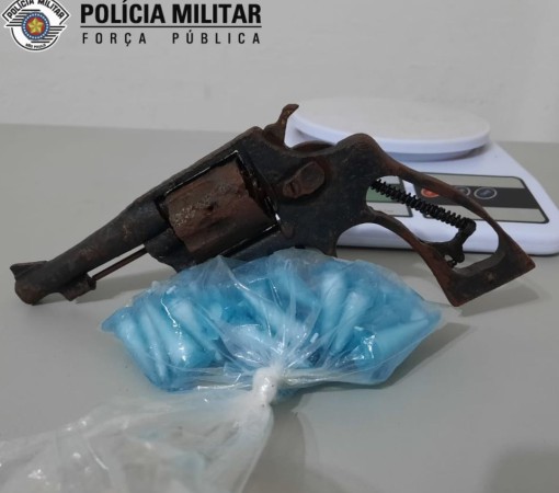 Ato infracional/Posse de arma de fogo/Tráfico de drogas}