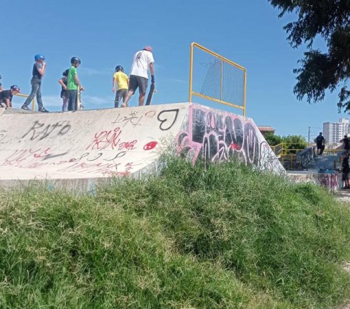 População reclama de mato alto na Praça do Jardim Vista Alegre}
