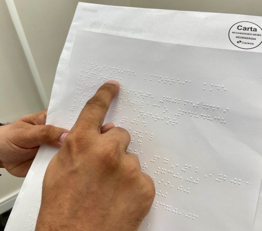 CLIENTES DA NEOENERGIA ELEKTRO COM DEFICIÊNCIA VISUAL PODEM SOLICITAR CONTA DE ENERGIA EM BRAILE}