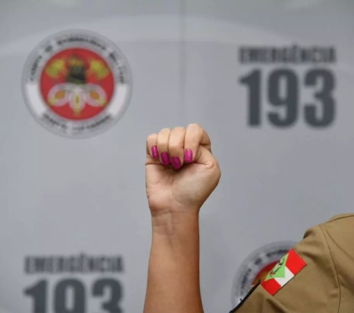ATENÇÃO AO SINAL DE SOCORRO COM A MÃO}