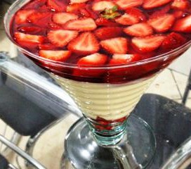 GELATINA AO CREME COM MORANGOS - DELICIOSA SOBREMESA}