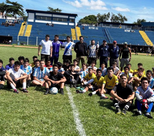 EQUIPE DO CENTRO DE TREINAMENTO REAL SOCCER VISITA LEME}