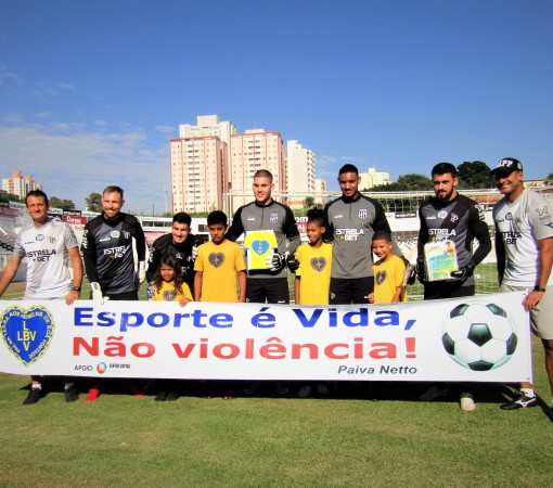 CRIANÇAS DA LBV HOMENAGEIAM GOLEIROS DA PONTE PRETA}