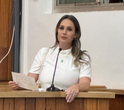 PROFESSORA NATALIA COELHO FAZ USO DA TRIBUNA NA CÂMARA DE VEREADORES}