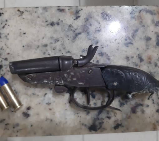 POSSE ILEGAL DE ARMA DE FOGO /VIOLÊNCIA DOMÉSTICA - PATRULHA MARIA DA PENHA}