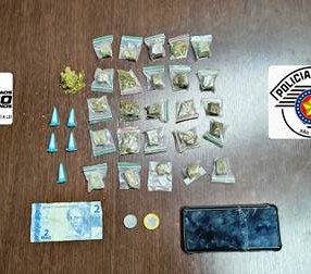 POLÍCIA MILITAR PRENDE HOMEM POR TRÁFICO DE DROGAS DURANTE OPERAÇÃO IMPACTO FORÇA TOTAL EM LEME}