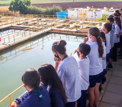 Estudantes realizam visita à Estação de Tratamento de Água do município}