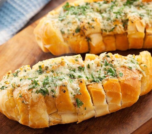 Pão de alho para churrasco com pão francês amanhecido}