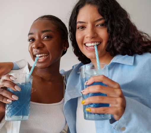 BEBIDAS E A SAÚDE DOS DENTES: ÁGUA COM GÁS, ENERGÉTICO E ISOTÔNICOS SÃO SEGUROS PARA A SAÚDE DOS DENTES?}