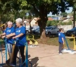 AULAS GRATUITAS DE ATIVIDADES FÍSICAS ACONTECEM NO LAGO MUNICIPAL “DR. ENNI JORGE DRAIB”}