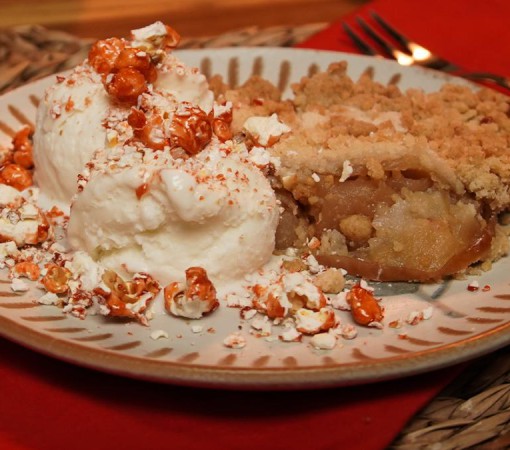 CRUMBLE DE MAÇÃ COM SORVETE E FAROFA DE PIPOCA}