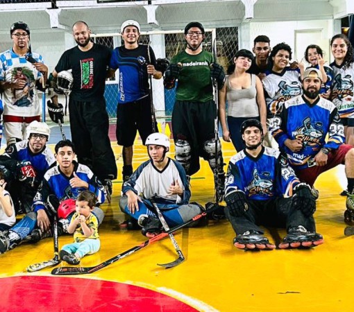 HOCKEY E PATINAÇÃO AGITAM A QUADRA DA ESCOLA CAIC}