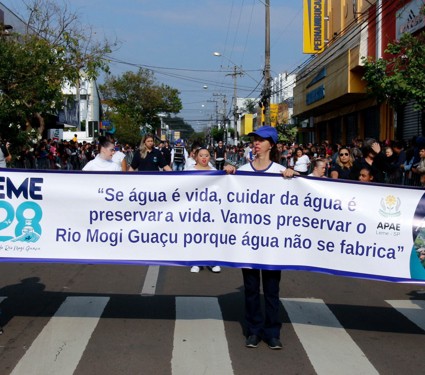 Desfile marca a comemoração do aniversário do Município}