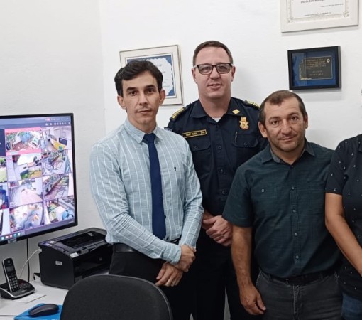 Vereadores Ricardinho, Ellan Paixão e Cintia Grossklauss se reúnem com o comandante da Guarda Civil Municipal para discutir a segurança pública de Leme}