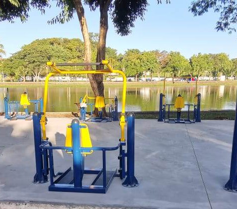 Lago Municipal ganha academia ao ar livre adaptada para deficientes físicos}