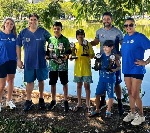 CRIANÇAS E ADULTOS BRILHAM EM CAMPEONATO DE PESCA NO LAGO MUNICIPAL}