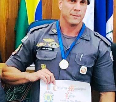 COMANDANTE POLÍCIA MILITAR DA CIDADE DE LEME RECEBE A MEDALHA NEWTON PRADO}