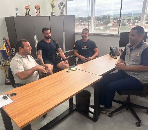 VEREADOR RICARDINHO SE REÚNE COM SECRETÁRIO DE ESPORTES PARA IMPLEMENTAR AULAS GRATUITAS DE JIU JITSU E KARATÊ}