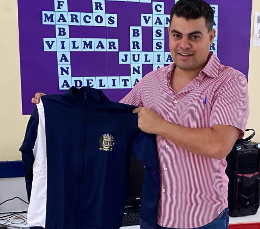 Entrega do kit de uniforme escolar da rede pública municipal de ensino.}