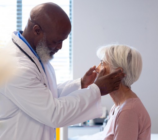 QUEIMADURAS DE CÓRNEA SÃO URGÊNCIA MÉDICA: CONHEÇA AS CAUSAS E OS RISCOS}