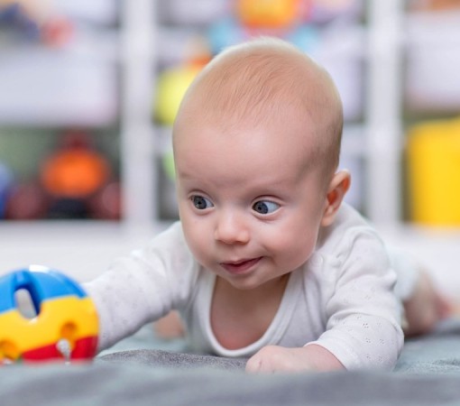 TUMMY TIME: QUAIS OS BENEFÍCIOS E COMO FAZER COM O SEU BEBÊ?}