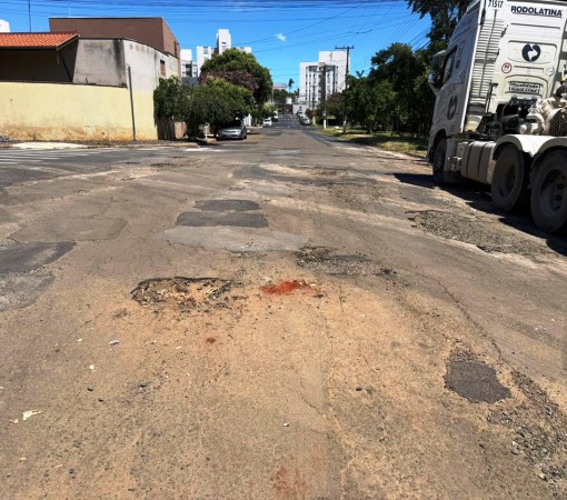 LEME VIRA “LUA” OU “QUEIJO SUÍÇO”? BURACOS TOMAM CONTA DAS RUAS E POPULAÇÃO SOFRE COM DESCASO DA GESTÃO CLAUDEMIR BORGES}