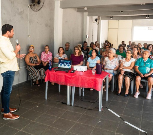 DR. DAVID PEDRÃO REALIZA PALESTRA SOBRE PREVENÇÃO DE FRATURAS EM IDOSOS NO CENTRO DE CONVIVÊNCIA DO IDOSO 2}