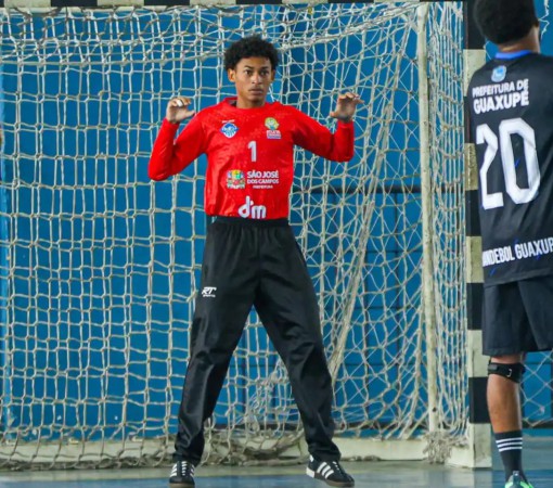 GOLEIRO DE 16 ANOS REVELADO EM PROJETO DE LEME ESTREIA PELO SÃO JOSÉ HANDEBOL E TEM ATUAÇÃO DECISIVA}