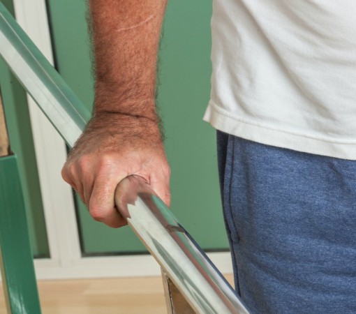 Saiba como adaptar a casa para evitar acidentes domésticos com os idosos}