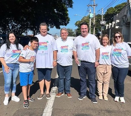 AUTISMO COM GRANDE PARTICIPAÇÃO POPULAR E HOMENAGENS AO GRUPO CORAÇÃO AZUL}