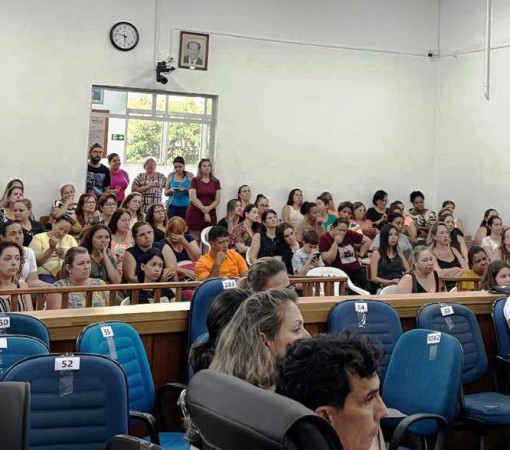 PROFISSIONAIS DA EDUCAÇÃO LOTAM A CÂMARA DE VEREADORES PARA COBRAREM MAIS TRANSPARÊNCIA, VALORIZAÇÃO, MELHORES CONDIÇÕES DE TRABALHO E MENOS PERSEGUIÇÕES NA EDUCAÇÃO MUNICIPAL}
