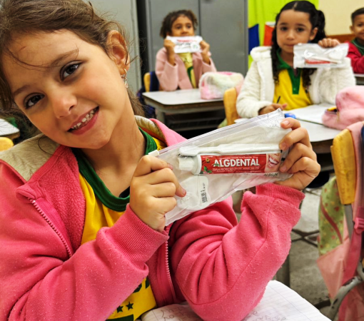 PROGRAMA DE PREVENÇÃO ODONTOLÓGICA BENEFICIA ALUNOS COM KITS DE HIGIENE BUCAL}