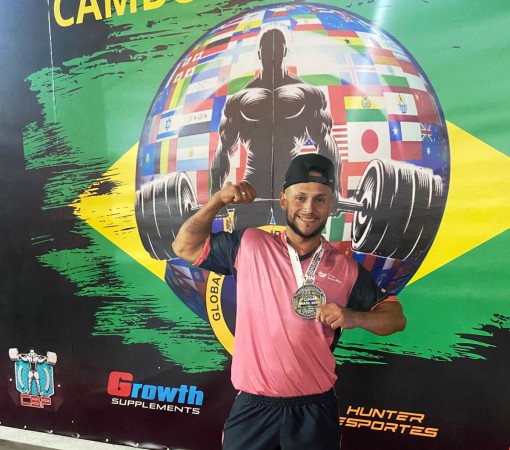 CARLOS JONATHAN É CAMPEÃO MUNDIAL DE POWERLIFTING}
