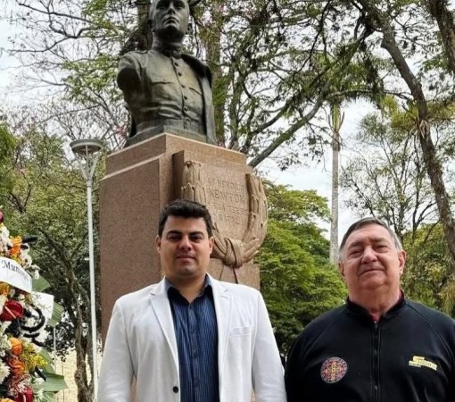 HOMENAGEM AO HERÓI LEMENSE, NEWTON PRADO NO MONUMENTAL DA PRAÇA CENTRAL}