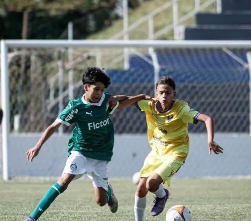 OBSERVADORES DA SOCIEDADE ESPORTIVA PALMEIRAS EM LEME PARA AVALIAR JOVENS TALENTOS DO FUTEBOL}