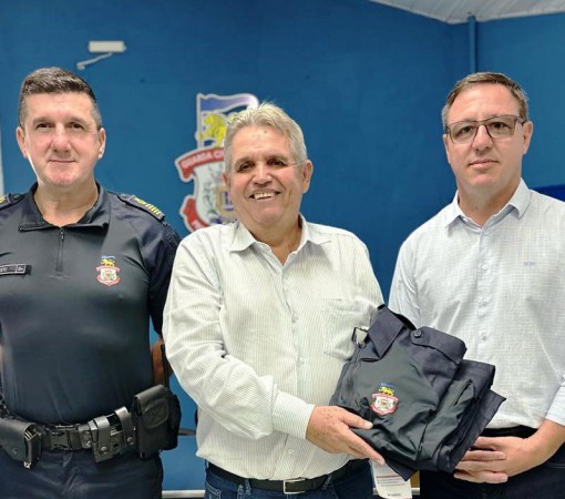 GUARDAS CIVIS MUNICIPAIS RECEBEM NOVOS FARDAMENTOS}