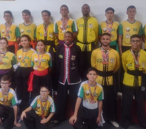 Equipe Lemense de Li Tchuo Pa Kung Fu, recebe 20 medalhas no 1º Campeonato Regional, que aconteceu na cidade de Orlândia}