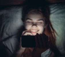 FÉRIAS DE JULHO: MEXER NO CELULAR NO ESCURO PODE PREJUDICAR OS OLHOS E A QUALIDADE DO SONO DOS MAIS JOVENS}
