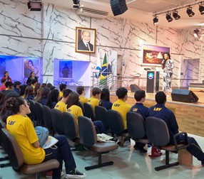 DE ALUNA A ATRIZ NAS PRINCIPAIS PLATAFORMAS DE STREAMING}