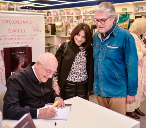 O AUTOR, DR. ANTÔNIO CÂNDIDO, QUE EM MARÇO COMPLETOU 87 ANOS DE VIDA, COMEMORA O SUCESSO DO SEU LIVRO ROSITA}
