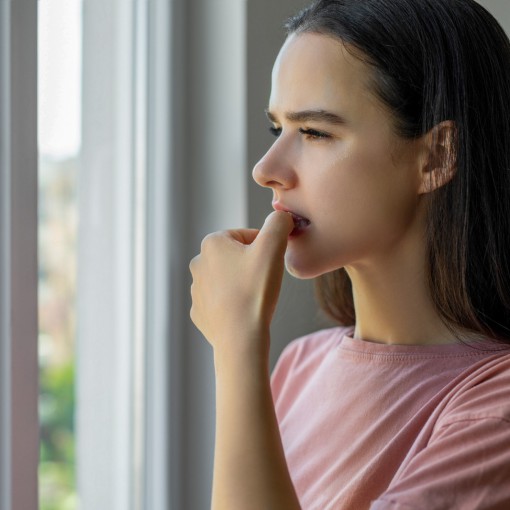 DE ROER UNHAS AO CREME SEM FLÚOR: HÁBITOS QUE AFETAM A SAÚDE BUCAL