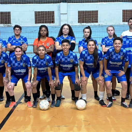 ENTREGA DOS UNIFORMES DO FUTSAL FEMININO DE LEME}