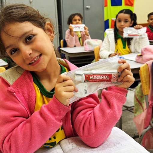 PROGRAMA DE PREVENÇÃO ODONTOLÓGICA BENEFICIA ALUNOS COM KITS DE HIGIENE BUCAL}