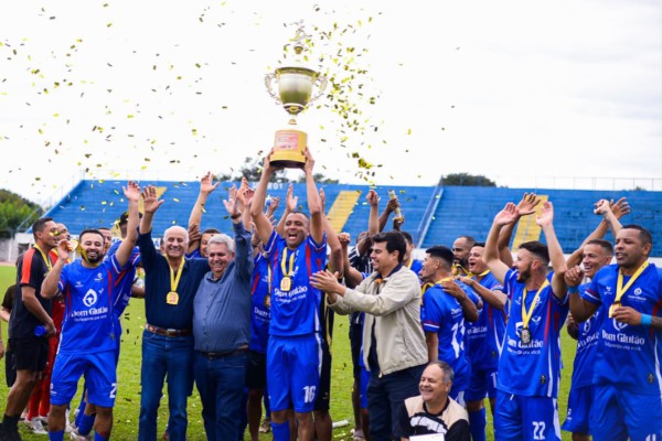 G.E. DOM GLUTÃO VENCE O MAIAS FC E CONQUISTA O TÍTULO DA SEGUNDA DIVISÃO DO FUTEBOL AMADOR DE LEME}