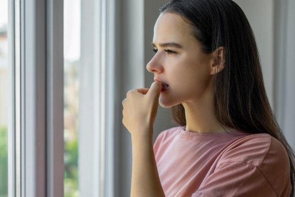 DE ROER UNHAS AO CREME SEM FLÚOR: HÁBITOS QUE AFETAM A SAÚDE BUCAL}